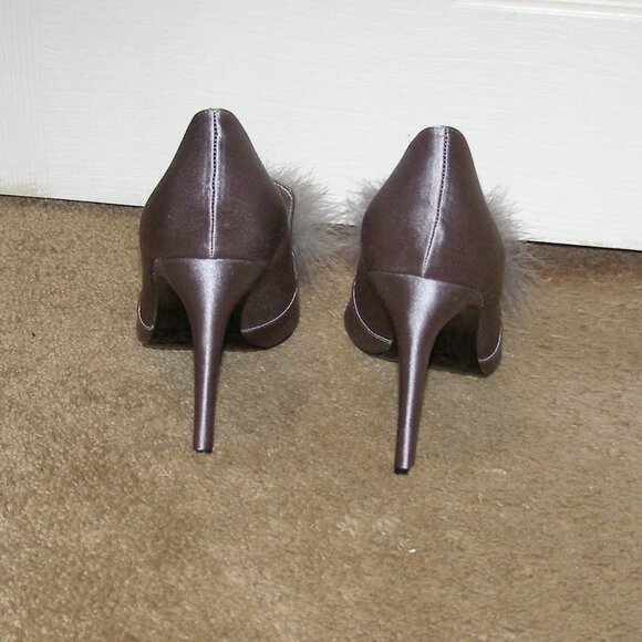 NEW size 39/9 NINA shoes Gray satin pumps with Feather pouf in front - Picture 4 of 12